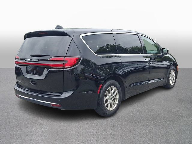 Used 2025 Chrysler Pacifica Select FWD image 4