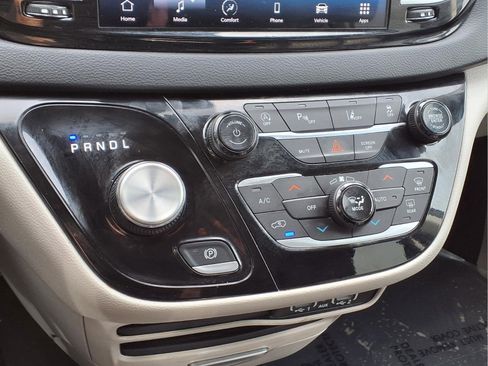 Used 2023 Chrysler Pacifica Touring-L FWD image 23