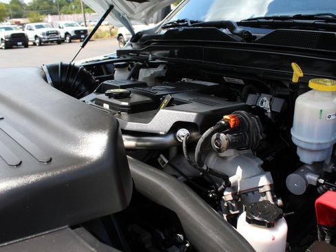 Used 2024 RAM 5500 Tradesman w/ Chrome Appearance Group AWD/4WD image 18