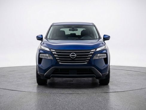 Used 2025 Nissan Rogue SV image 2