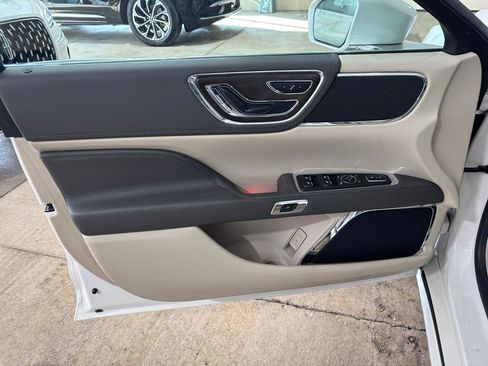 Used 2017 Lincoln Continental Select w/ Technology Package image 10