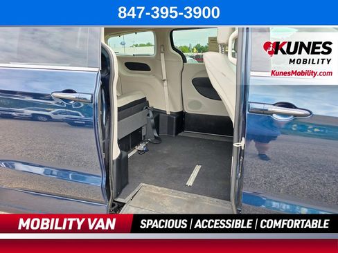 Used 2021 Chrysler Pacifica Touring-L w/ Uconnect Theater Family Group FWD image 19