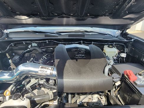 Used 2021 Toyota Tacoma TRD Off-Road w/ Technology Package AWD/4WD image 11