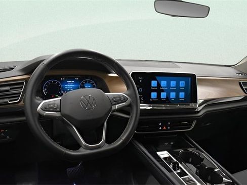 Used 2025 Volkswagen Atlas SE image 25