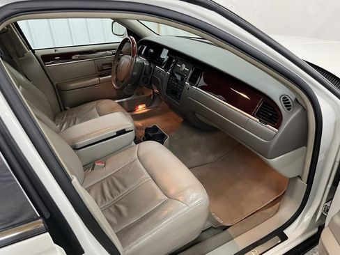 Used 2005 Lincoln Town Car Signature Limited image 23