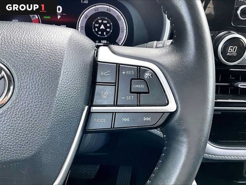 Used 2025 Toyota Highlander XSE AWD/4WD image 25