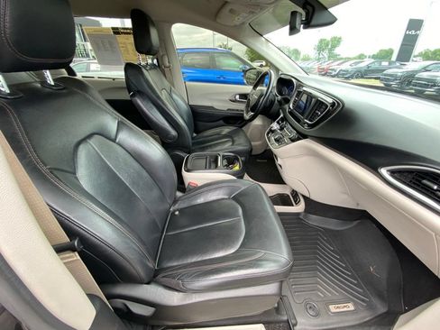 Used 2020 Chrysler Pacifica Touring-L FWD image 26
