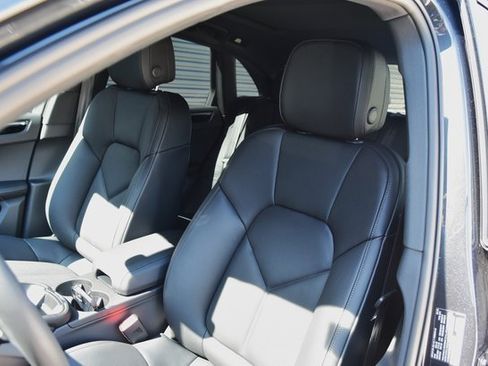 Certified 2025 Porsche Macan image 5