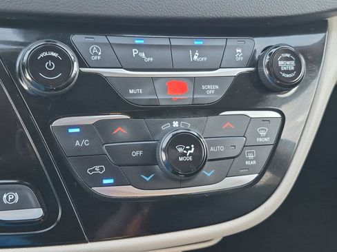 Used 2023 Chrysler Pacifica Touring-L FWD image 18