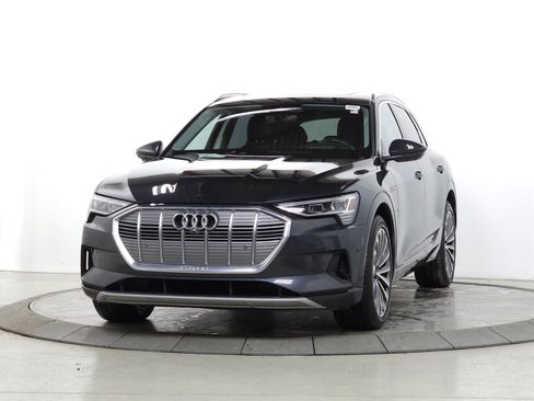 Used 2019 Audi e-tron Prestige w/ Prestige Package image 3