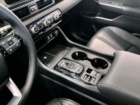 Used 2025 Honda Pilot Touring image 14