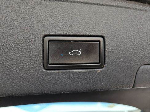 Used 2021 Volkswagen Atlas Cross Sport SE image 32