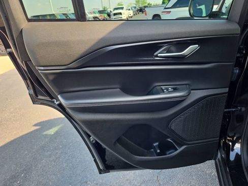 Used 2025 Jeep Grand Cherokee Laredo RWD image 13