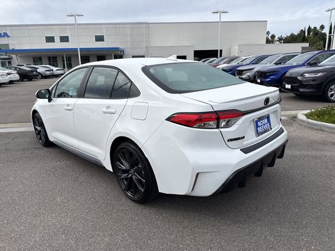 Used 2025 Toyota Corolla SE image 3