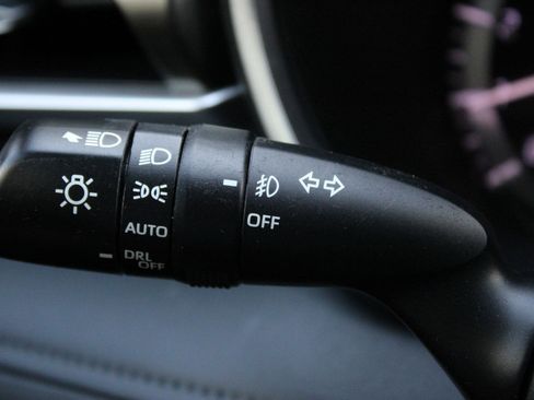 Used 2024 Toyota Highlander XLE AWD/4WD image 32