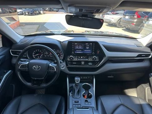 Used 2021 Toyota Highlander XLE AWD/4WD image 15