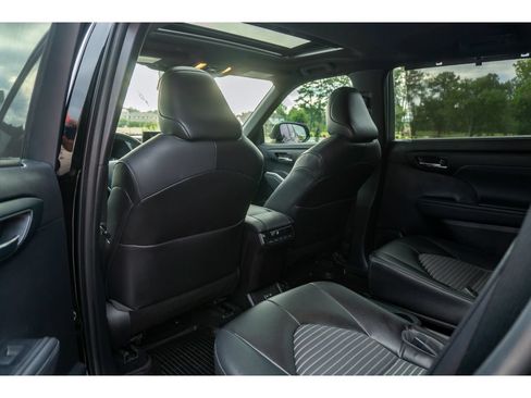 Used 2022 Toyota Highlander XSE AWD/4WD image 13