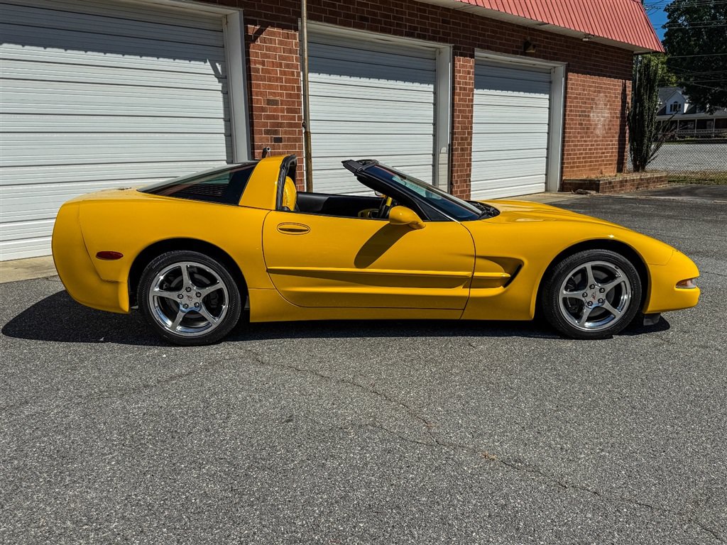 Used 2003 Chevrolet Corvette Coupe w/ Preferred Equipment Group RWD image 35
