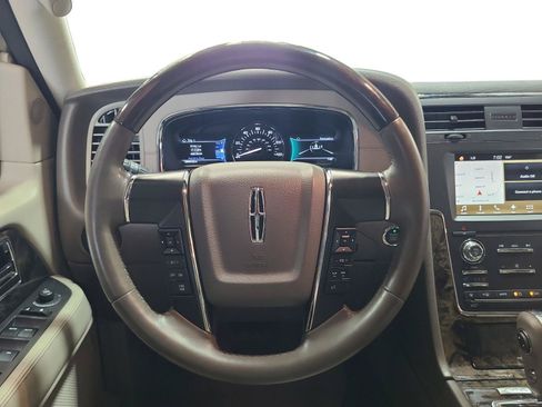 Used 2016 Lincoln Navigator Select RWD image 12