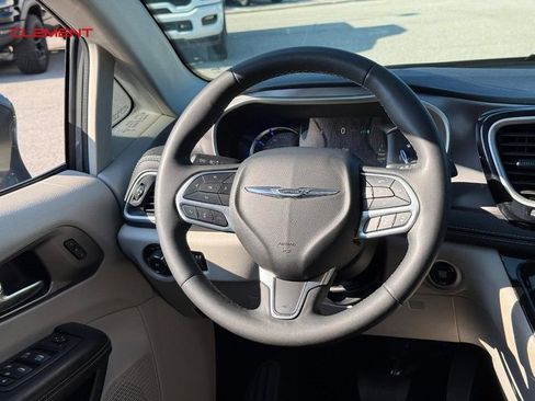 Used 2022 Chrysler Pacifica Touring-L FWD image 14