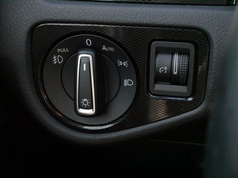 Used 2017 Volkswagen GTI SE FWD image 26