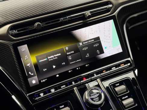 Used 2025 Aston Martin V8 Vantage Coupe image 36