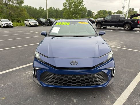 Used 2025 Toyota Camry SE FWD image 11