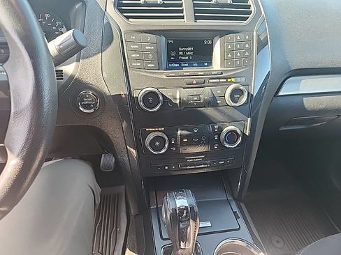 Used 2018 Ford Explorer XLT FWD image 25