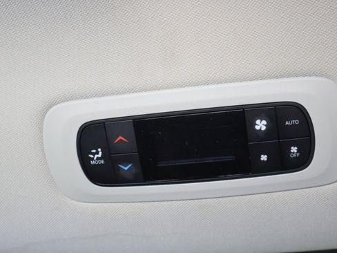 Used 2024 Chrysler Pacifica Touring-L image 36