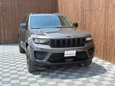 Used 2023 Jeep Grand Cherokee Altitude RWD image 10