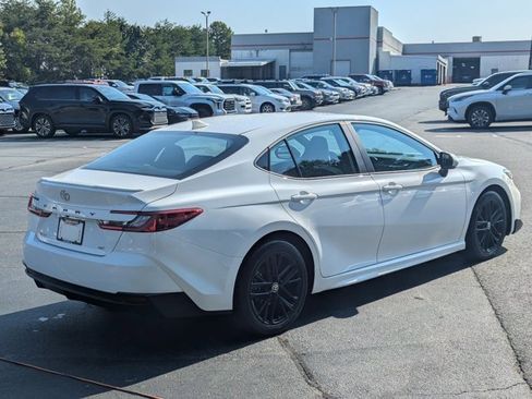 Used 2025 Toyota Camry SE image 7