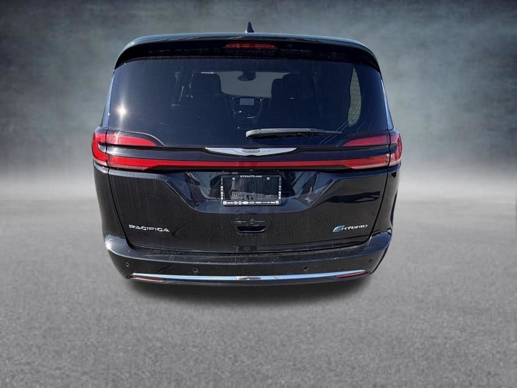 Used 2023 Chrysler Pacifica Touring-L FWD image 4