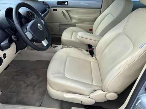 Used 2010 Volkswagen Beetle Coupe image 11