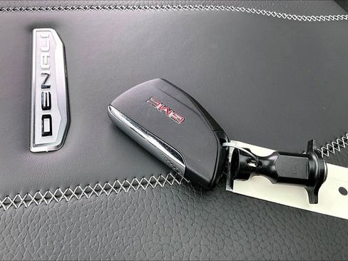 Used 2025 GMC Yukon Denali w/ Denali Reserve Package AWD/4WD image 11