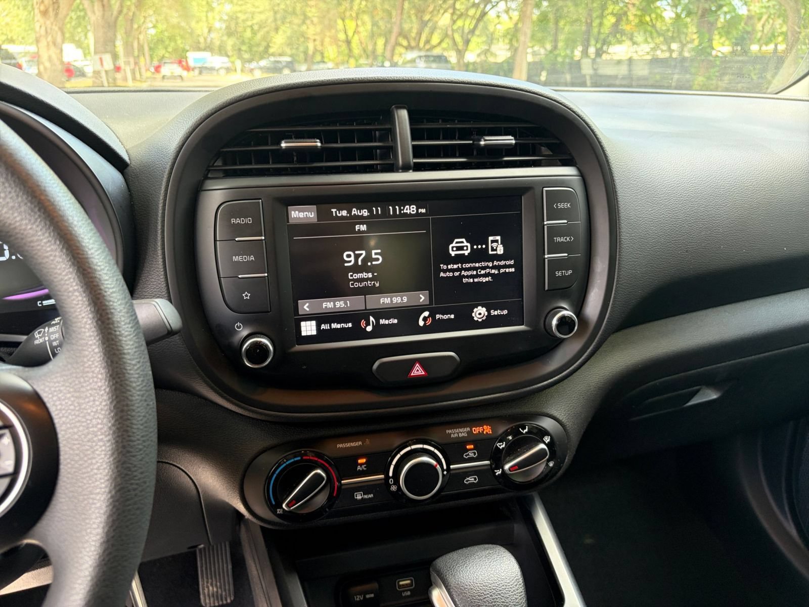 Used 2025 Kia Soul LX w/ LX Technology Package FWD image 19