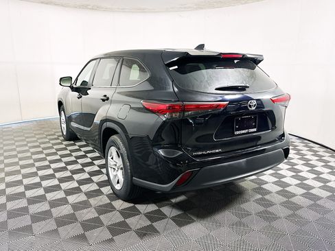 Used 2023 Toyota Highlander L FWD image 5