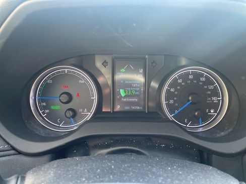 Certified 2022 Toyota Venza LE image 6