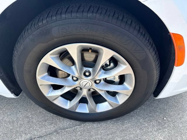 Used 2026 Chrysler Pacifica Limited FWD image 6