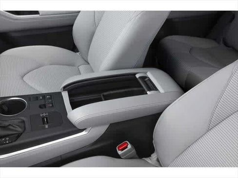 Used 2025 Toyota Highlander LE FWD image 10