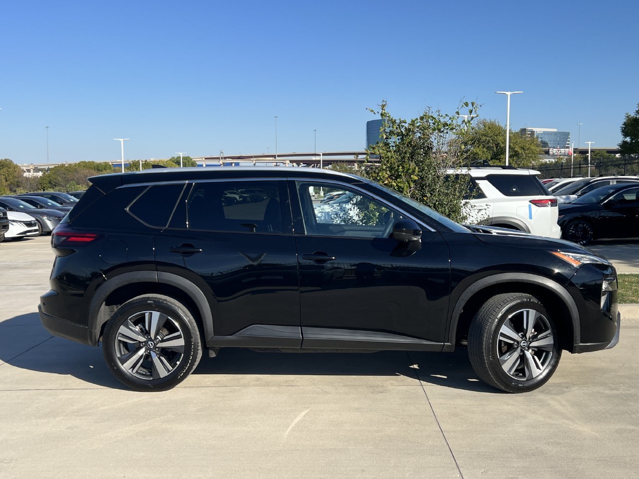 Used 2026 Nissan Rogue SL FWD image 3