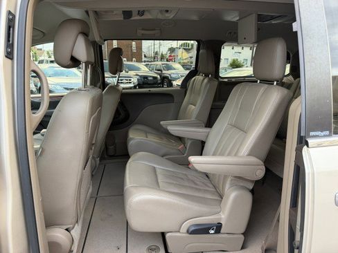 Used 2012 Chrysler Town & Country Touring-L w/ Entertainment Group #2 FWD image 13