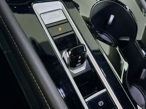 Used 2025 Volkswagen Atlas SE image 25