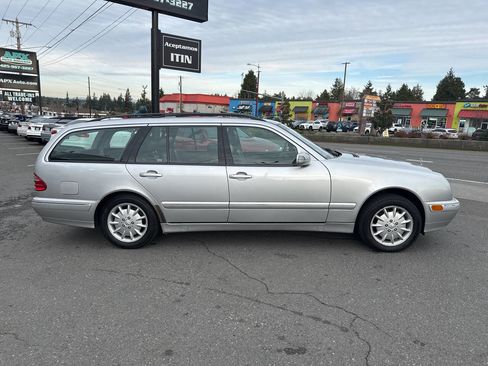 Used 2000 Mercedes-Benz E 320 4MATIC Wagon image 10