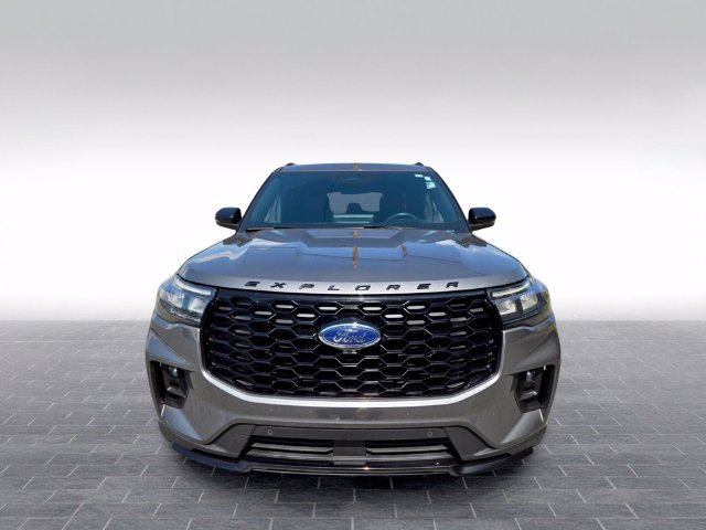 Used 2025 Ford Explorer ST-Line w/ ST-Line Street Pack AWD/4WD image 2