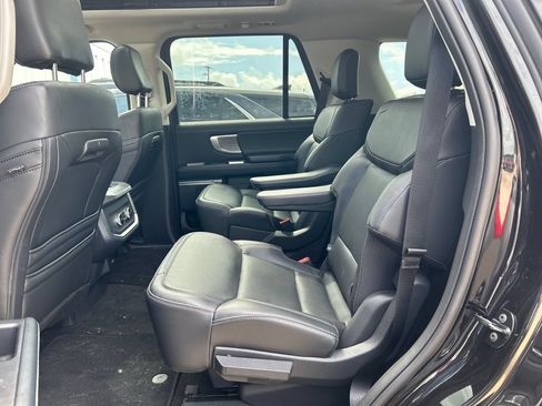 Used 2025 Ford Expedition Platinum AWD/4WD image 7