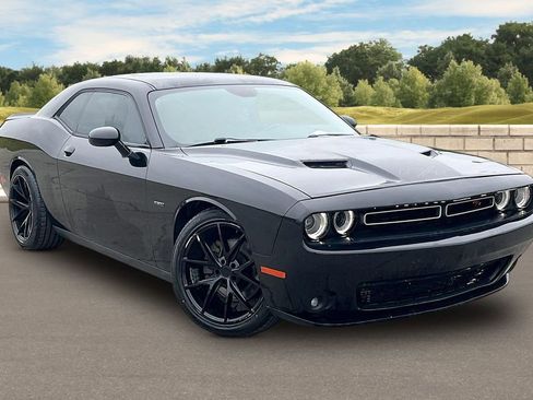 Used 2015 Dodge Challenger R/T w/ Quick Order Package 28B R/T RWD image 2