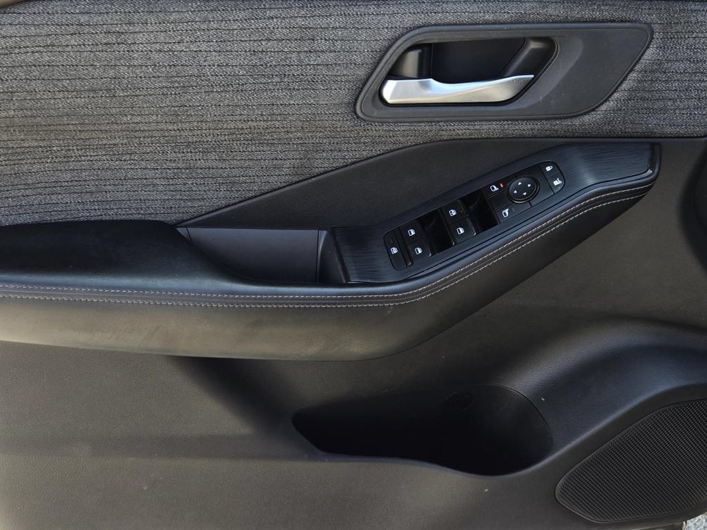Certified 2023 Nissan Rogue SV FWD image 16