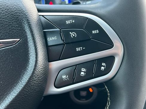Used 2025 Chrysler Pacifica Select FWD image 22