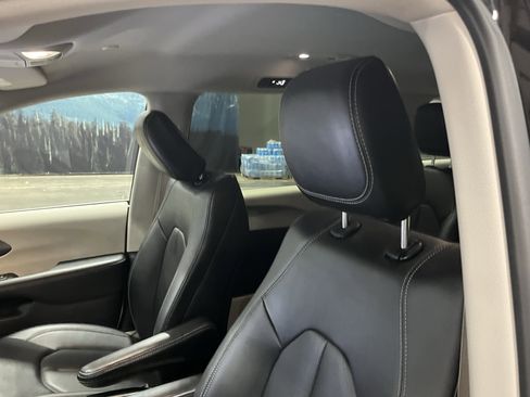 Used 2024 Chrysler Pacifica Select image 17