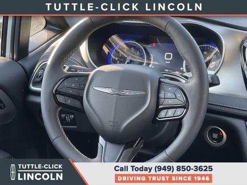 Used 2024 Chrysler Pacifica Limited w/ Uconnect Theater Family Group FWD image 15